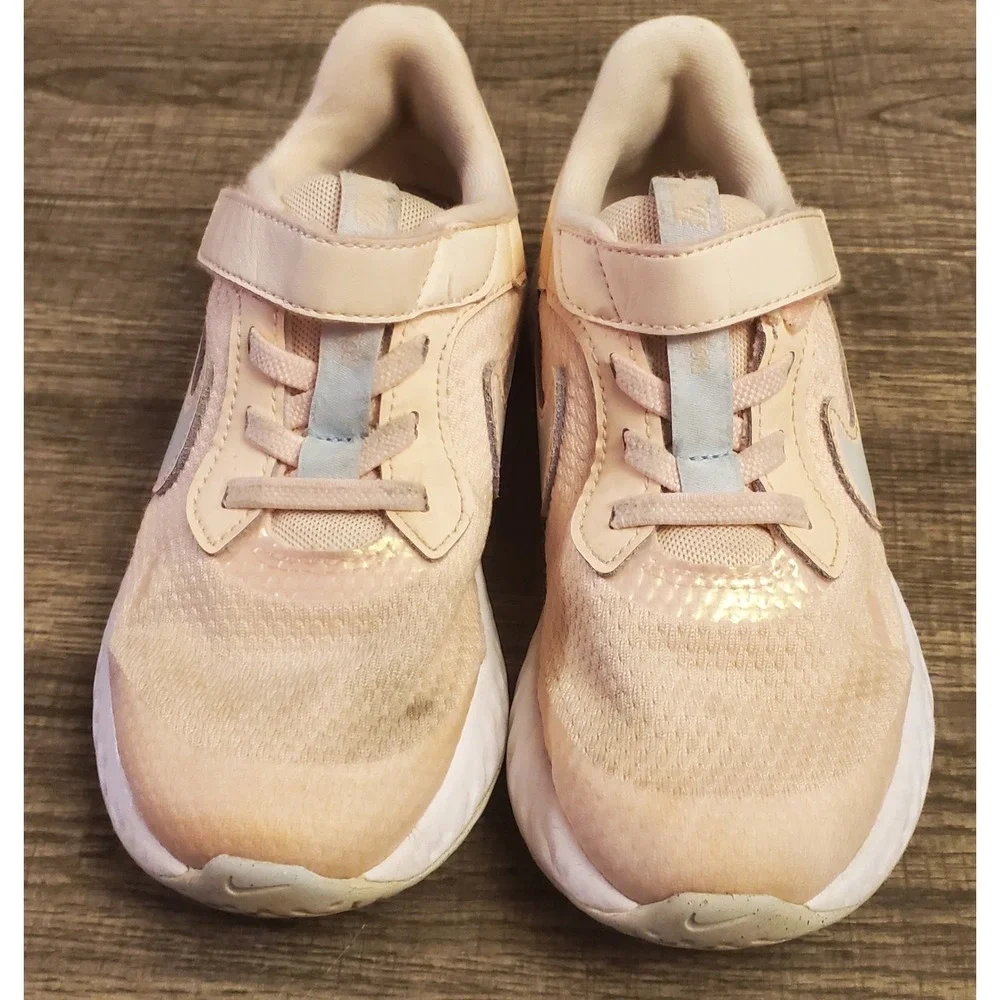 Nike Revolution‎ 5 SE Sneaker Shoes Youth Size 13 Pink